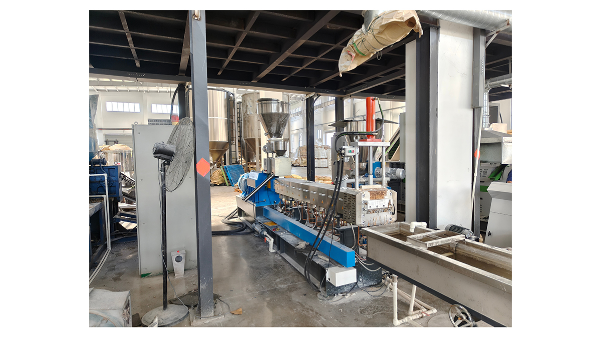 Séparateur de métaux personnalisé pour granulateurs : une étude de cas sur une intégration peu encombrante