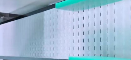 d&eacute;tecteur de m&eacute;taux avec cha&icirc;ne de plaques en plastique 